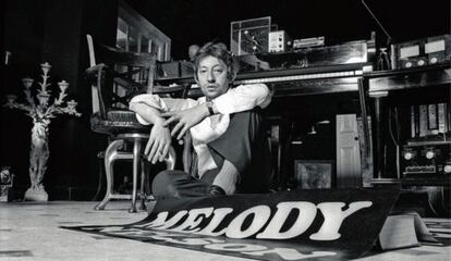 Serge Gainsbourg, fotografiado en su estudio de Par&iacute;s durante la promoci&oacute;n de &#039;Histoire de Melody Nelson&#039;.