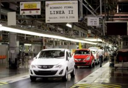 Una vista del final de la cadena de montaje de la factoría que General Motors España tiene en la localidad zaragozana de Figueruelas. EFE/Archivo