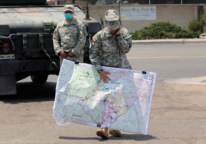 La guardia nacional Ria Romero, de Nuevo México, sostiene un mapa de las Conchas antes del inicio de la rueda de prensa celebrada en Los Alamos.