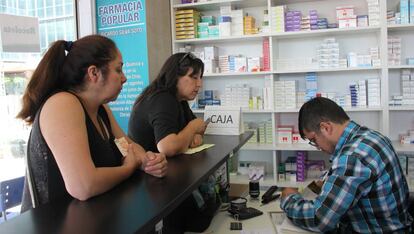 Dos usuarios compran medicamentos en una farmacia popular.