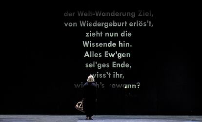 Brünnhilde (Anja Kampe), de espaldas frente al texto descartado por Wagner para el final de su monólogo en la escena final de 'Götterdämmerung'.