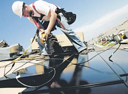 Un profesional monta un panel solar