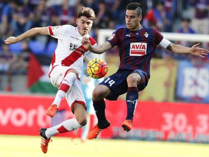 Jozabed disputa la pelota con Dani Garc&iacute;a