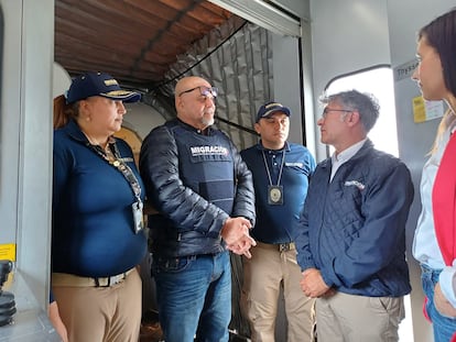 Salvatore Mancuso saluda a Carlos Fernando García, director de Migración Colombia, al desembarcar del vuelo chárter para deportados que aterrizó en el Comando Aéreo de Transporte Militar.