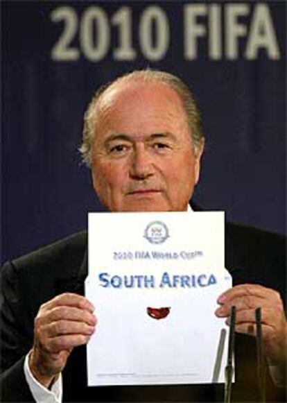 Blatter anuncia que Suráfrica se ha impuesto a Marruecos, Egipto y Libia en la votación.