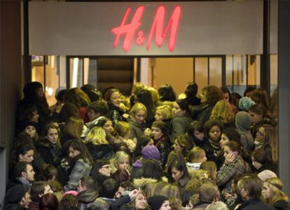 Los clientes se agolpan ante un local de HM en la ciudad suiza de Lausana con motivo del lanzamiento de la colección del diseñador Jimmy Choo.