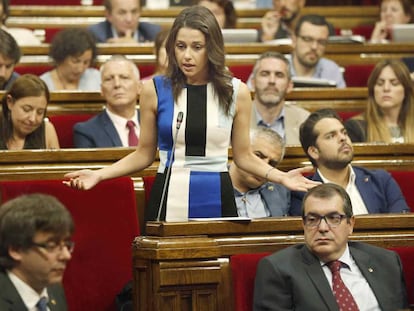 La líder de Ciudadanos, Inés Arrimadas, interpela al presidente de la Generalitat, Carles Puigdemont, durante la sesión de control al Govern.