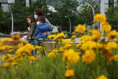 Una mujer, una niña y un niño en el primer día en el que los menores de 14 años pueden salir a la calle, en Bilbao.