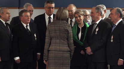 La ministra de Defensa, Carme Chacón, de espaldas, charla con la viuda del teniente coronel García Márquez rodeada de militares de la UMD condecorados ayer.