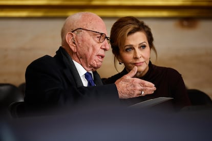 El expresidente ejecutivo de Fox Corp, Rupert Murdoch, junto a su esposa, la bióloga molecular Elena Zhukova, asisten a la investidura de Trump, este lunes en el Capitolio.