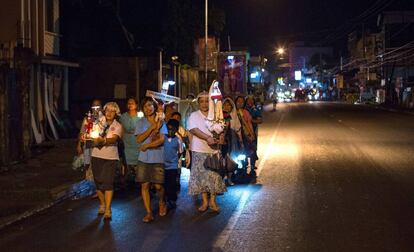 Filipinos católicos en Tacloban, Filipinas, en 2014.