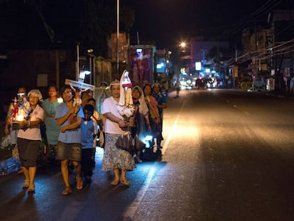 Filipinos católicos en Tacloban, Filipinas, en 2014.