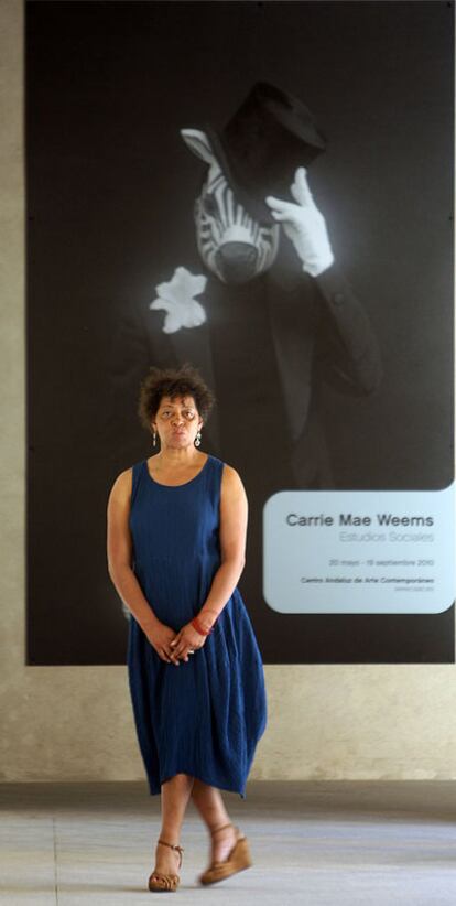 Carrie Mae Weems posa ayer ante el cartel de su exposición.