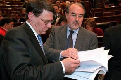 Jordi Sevilla (izquierda) y Pedro Solbes, en el Congreso de los Diputados.