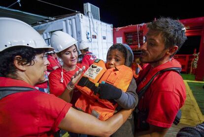 Trabajadores de Save the Children ayudan a un ni&ntilde;o que sali&oacute; hacia Europa desde las costa de Libia. 