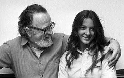 Donoso posa con su hija Pilar en su casa de Madrid en 1980.