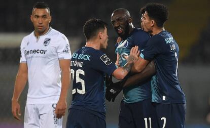 Moussa Marega (centro) trata de abandonar el partido entre el Oporto y el Vitoria de Guimaraes este domingo tras recibir insultos racistas.