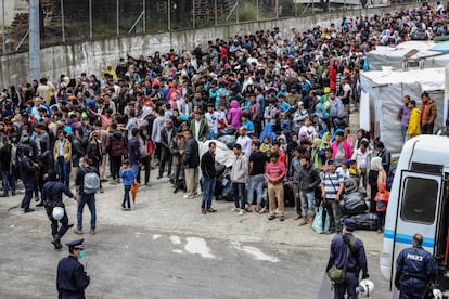 La isla griega de Lesbos es, por su cercanía a Turquía, una de las grandes puertas migratorias de Europa desde 2014 con la guerra de Siria y la aparición del Estado Islámico. En la imagen, cientos de refugiados y migrantes esperan a ser trasladados a tierra firme griega el 3 de mayo de 2020. En aquel momento, más de 19.000 solicitantes de asilo vivían en el superpoblado e insalubre campamento de Moria. En diciembre del año pasado, el campamento se incendió y las autoridades griegas montaron otro campamento, en esta ocasión en un recinto más grande y mucho más controlado. Turquía es el país por el que cruzan estos migrantes. Según el acuerdo entre la Unión Europea y Turquía firmado en 2016, todas las personas que llegaran irregularmente a las islas del Egeo serían devueltas a Turquía.
