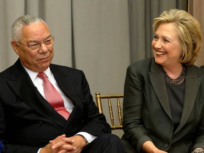Colin Powell junto a Hillary Clinton, en una imagen de archivo 