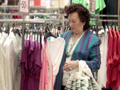 Dos clientas observan las prendas de ropa de una tienda.