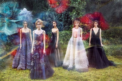 Modelos de Maria Grazia Chiuri para Christian Dior, de la colección de alta costura primavera-verano de 2017.