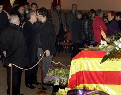 Ante el féretro del Santi Santamaria, Ferran Adrià muestra sus condolencias al hijo del fallecido, Pau, ayer en Sant Celoni.