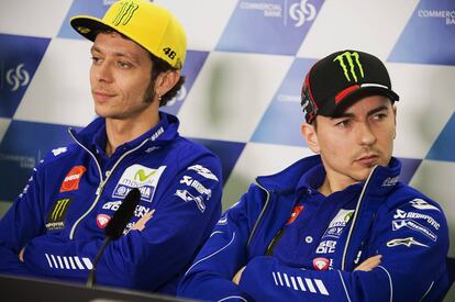 Valentino Rossi y Jorge Lorenzo (cada día más enamorados) en la rueda de prensa del jueves en Qatar.