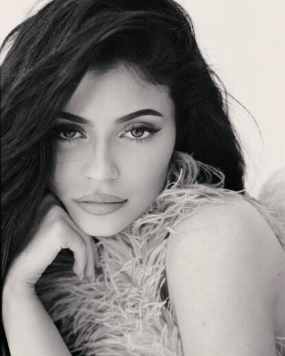 Kylie Jenner hizo un repaso de lo mejor de su año en su cuenta de Instagram, en el que aparecían su madre, sus hermanas o su hija, Stormi. Y para felicitar el año compartía una serie de retratos en blanco y negro.  "Cuando empiezas a notar que las cosas deberían haber sido mejores este año, recuerda todos los valles y las montañas que te trajeron hasta aquí", reflexiona. "Para 2020, solo pensamientos positivos". 