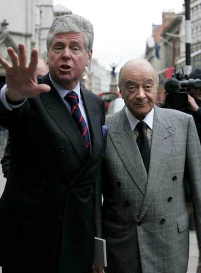 Mohamed al Fayed (derecha), junto a su abogado, a la salida del palacio de Justicia.