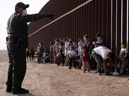 Un guardia de fronteras da instrucciones a un grupo de solicitantes de asilo tras cruzar Río Grande hasta EE UU, en Penitas, Texas, el pasado 17 de marzo.