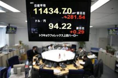Un monitor muestra el índice Nikkei en una oficina de corretaje en Tokio, Japón. EFE/Archivo
