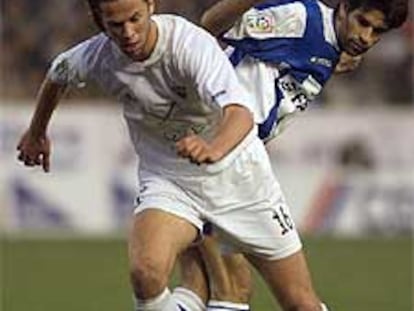 David Sánchez conduce la pelota en presencia de Valerón.
