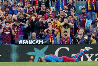 Aficionats al Camp Nou. 