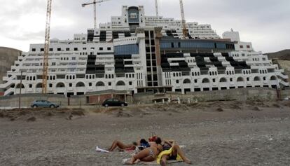 Ba&ntilde;istas en la playa de El Algarrobico en Carboneras, Almer&iacute;a.