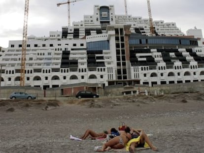 Ba&ntilde;istas en la playa de El Algarrobico en Carboneras, Almer&iacute;a.