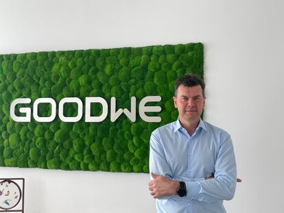 Thomas Haering es el nuevo presidente de GoodWe para la región EMEA es ingeniero industrial por la Universidad de Múnich y tiene más de 25 años de experiencia internacional en puestos de dirección general, ventas, marketing y desarrollo empresarial para mercados técnicos de rápido crecimiento y gran dinamismo, como los inversores fotovoltaicos, paneles solares, semiconductores y tecnologías de almacenamiento.