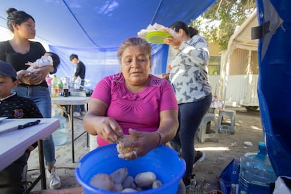 La señora Hortensia atiende su puesto de tacos en la comunidad rural de La Esperanza, en el estado de Querétaro, México. A menos de un kilómetro de aquí Microsoft tiene un macrocomplejo de centros de datos.