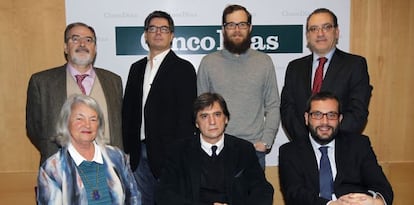 De izquierda a derecha, en pie, Antonio María Ávila, director ejecutivo de la Federación de Gremios de Editores de España; Daniel Martínez (Ciudadanos); Julio Lleonart (UPyD) y Jorge Rivera, director de CincoDías. Sentados, Beatriz Rodríguez-Salmones (PP); José Manuel Gómez Bravo, presidente de OIPI e Ibán García (PSOE).