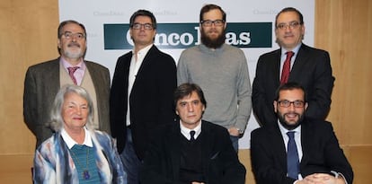 De izquierda a derecha, en pie, Antonio Mar&iacute;a &Aacute;vila, director ejecutivo de la Federaci&oacute;n de Gremios de Editores de Espa&ntilde;a; Daniel Mart&iacute;nez (Ciudadanos); Julio Lleonart (UPyD) y Jorge Rivera, director de CincoD&iacute;as. Sentados, Beatriz Rodr&iacute;guez-Salmones (PP); Jos&eacute; Manuel G&oacute;mez Bravo, presidente de OIPI e Ib&aacute;n Garc&iacute;a (PSOE).