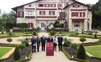 La fi d'ETA rep l'aval d'un grup de personalitats polítiques internacionals.