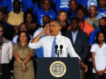 El presidente estadounidense, Barack Obama, ofrece un discurso a sus seguidores en la Autoridad Portuaria de Jacksonville, Florida.