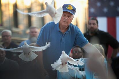 Liberan palomas blancas durante un acto conmemorativo en el distrito de Oregon, 4 de agosto de 2019 en Dayton, Ohio.  