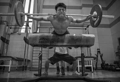 Chen Lijun, competidor para la categoría de 62 kg de halterofilia realizando uno de sus entrenamientos previos a las Olimpiadas, en Pekín, China.