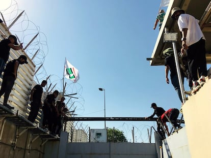 Unos manifestantes tratan de acceder a la Embajada de Suecia en Irak, este jueves en Bagdad.