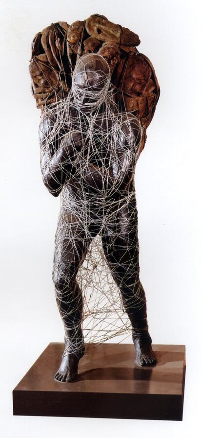 'Le porteur' (2011). Escultura en bronce. 250 cm. de alto. Colección particular. Imagen escaneada del libro que la colección 'Libros de Arte Marroquí' de Les éditions Art Point dedica a Mahi Binebine.