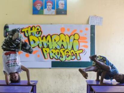 La escuela del barrio marginal de Dharavi enseña arte callejero a los niños como alternativa contra la pobreza. Bombay es el epicentro de los nuevos ritmos reivindicativos de India