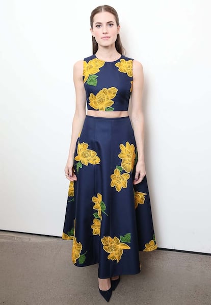 Allison Williams no quiso perderse el desfile de Michael Kors. La pudimos ver en primera fila luciendo este floreado conjunto de la colección del diseñador para esta primavera. Aunque en la foto no se ve, llevaba una pequeña trenza que hacía aún más especial el look.