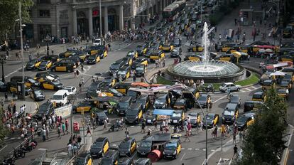 Cuarta jornada de la huelga indefinida de Taxis en la Gran Via de Barcelona.