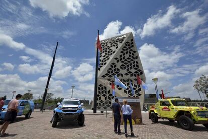 Presentaci&oacute;n del Dakar 2018 en la ciudad de C&oacute;rdoba. A la derecha, el &quot;Rastrojero&quot; del argentino Jos&eacute; Blangino.