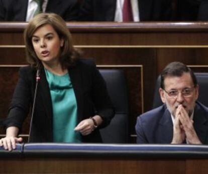 Mariano Rajoy y Soraya S&aacute;enz de Santamar&iacute;a, en el Congreso. 